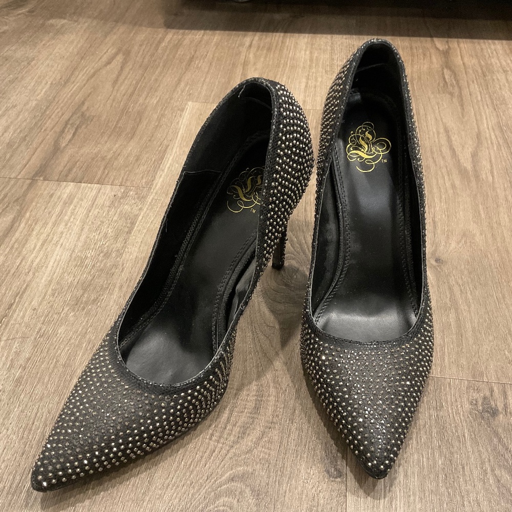 Lulus black and gold studded pointy heels